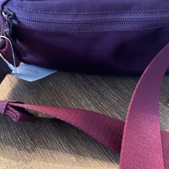 🇨🇦NEW WITH TAG Lululemon UBC Everywhere Belt Bag - Cassis - Picture 7 of 7
